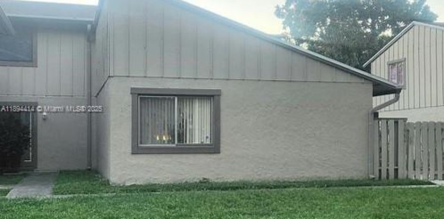 Кондоминиум с 2 спальнями в Лодерхилл, Флорида № 2014091