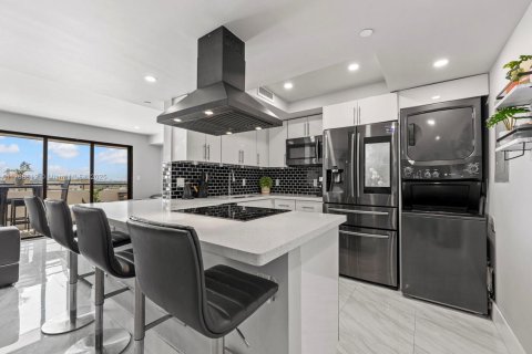 Condo in Coral Gables, Florida, 2 bedrooms  № 1737485 - photo 2