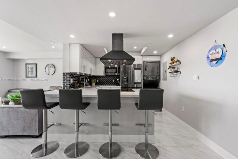 Condo in Coral Gables, Florida, 2 bedrooms  № 1737485 - photo 3