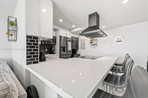 Condo in Coral Gables, Florida, 2 bedrooms  № 1737485 - photo 7