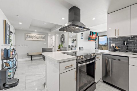 Condo in Coral Gables, Florida, 2 bedrooms  № 1737485 - photo 8