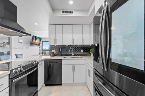 Condo in Coral Gables, Florida, 2 bedrooms  № 1737485 - photo 4