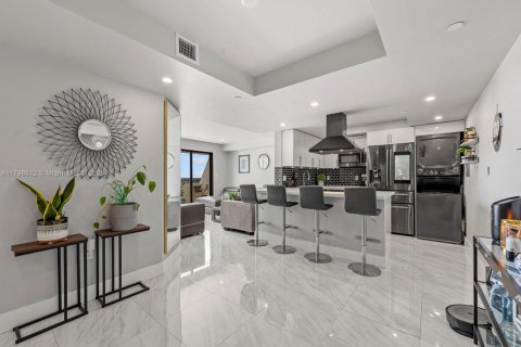Condo in Coral Gables, Florida, 2 bedrooms  № 1737485 - photo 1