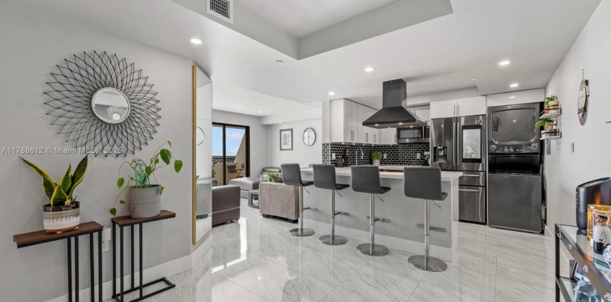 Condo in Coral Gables, Florida, 2 bedrooms  № 1737485