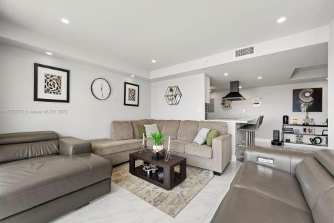 Condo in Coral Gables, Florida, 2 bedrooms  № 1737485 - photo 11
