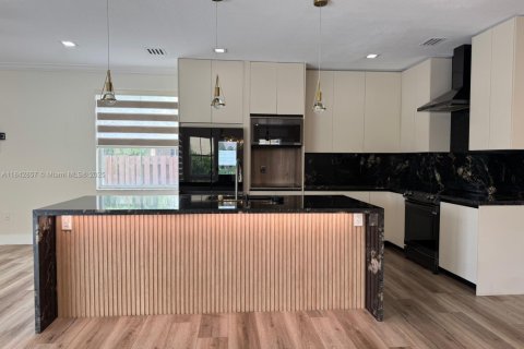 House in Doral, Florida 4 bedrooms, 283.63 sq.m. № 1836246 - photo 23