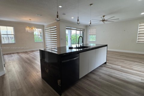 House in Doral, Florida 4 bedrooms, 283.63 sq.m. № 1836246 - photo 24