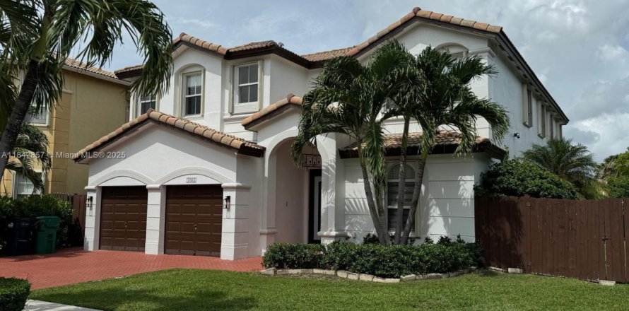 House in Doral, Florida 4 bedrooms, 283.63 sq.m. № 1836246