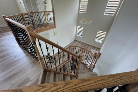 House in Doral, Florida 4 bedrooms, 283.63 sq.m. № 1836246 - photo 15