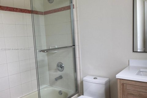 House in Doral, Florida 4 bedrooms, 283.63 sq.m. № 1836246 - photo 18