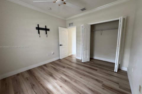 House in Doral, Florida 4 bedrooms, 283.63 sq.m. № 1836246 - photo 9