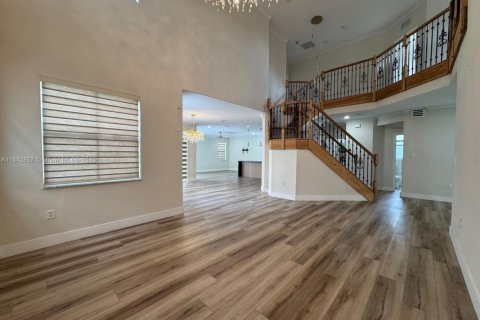 House in Doral, Florida 4 bedrooms, 283.63 sq.m. № 1836246 - photo 7