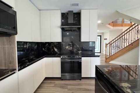 House in Doral, Florida 4 bedrooms, 283.63 sq.m. № 1836246 - photo 11