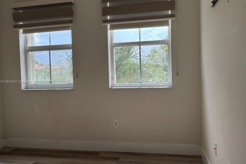 House in Doral, Florida 4 bedrooms, 283.63 sq.m. № 1836246 - photo 19
