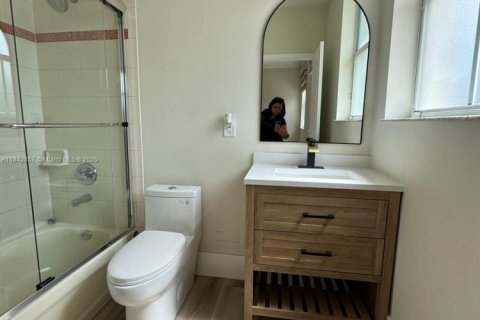 House in Doral, Florida 4 bedrooms, 283.63 sq.m. № 1836246 - photo 17