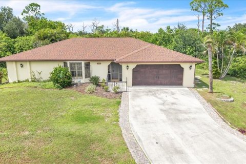 Casa en Port Charlotte, Florida 3 dormitorios, 139.07 m2 № 2380299