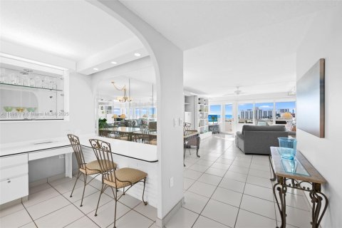 Condo in Hollywood, Florida, 2 bedrooms  № 2035481 - photo 11