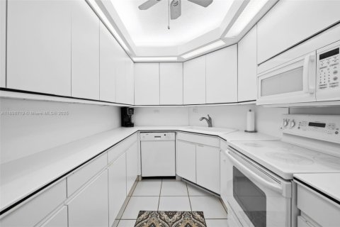 Condo in Hollywood, Florida, 2 bedrooms  № 2035481 - photo 13