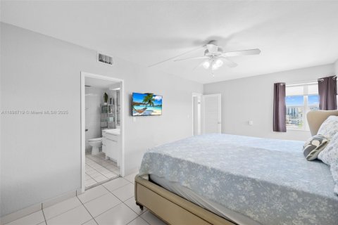 Condo in Hollywood, Florida, 2 bedrooms  № 2035481 - photo 17
