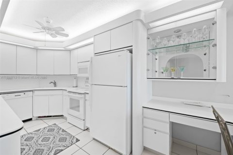 Condo in Hollywood, Florida, 2 bedrooms  № 2035481 - photo 12