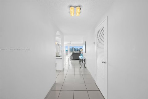 Condo in Hollywood, Florida, 2 bedrooms  № 2035481 - photo 10