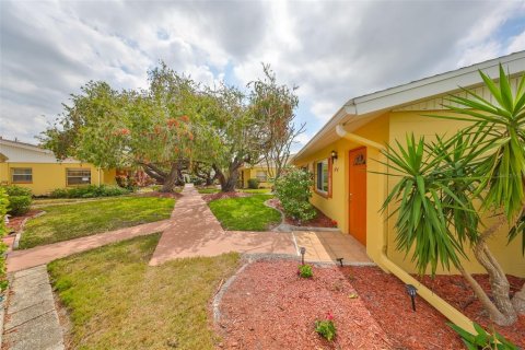 Condominio en venta en Sun City Center, Florida, 1 dormitorio, 76.18 m2 № 1573852 - foto 2