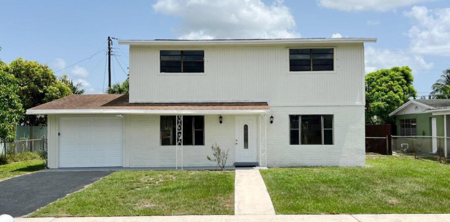 House in West Palm Beach, Florida 4 rooms, 165.18 sq.m. № 2387250