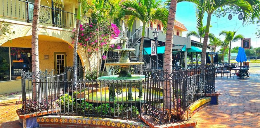 Commercial property in Venice, Florida 120.77 sq.m. № 2214876