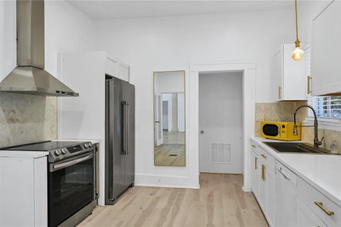 House in Orlando, Florida 6 bedrooms, 423.08 sq.m. № 1881071 - photo 23
