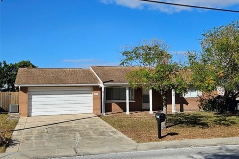 House in New Port Richey, Florida 2 bedrooms, 104.52 sq.m. № 1414262 - photo 1