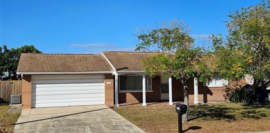 House in New Port Richey, Florida 2 bedrooms, 104.52 sq.m. № 1414262
