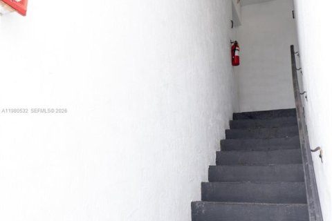 Apartamento en alquiler en Miami, Florida, 2 dormitorios, 69.68 m2 № 2049168 - foto 3