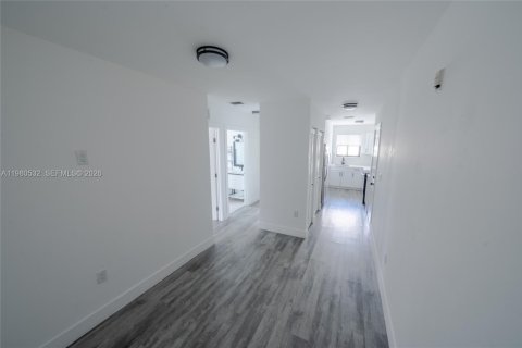 Apartamento en alquiler en Miami, Florida, 2 dormitorios, 69.68 m2 № 2049168 - foto 4