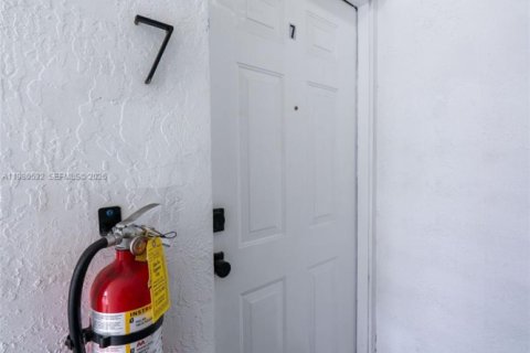 Apartamento en alquiler en Miami, Florida, 2 dormitorios, 69.68 m2 № 2049168 - foto 2