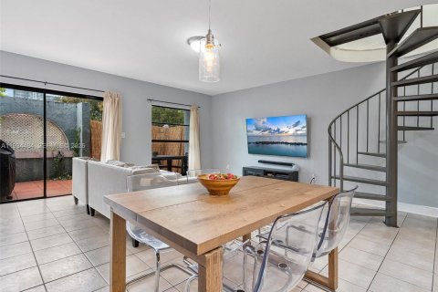 Adosado en venta en Miami, Florida, 2 dormitorios, 120.68 m2 № 2001280 - foto 12