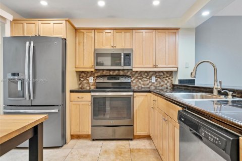 Adosado en venta en Miami, Florida, 2 dormitorios, 120.68 m2 № 2001280 - foto 10