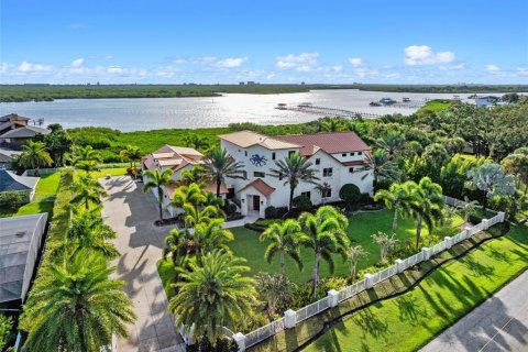 House in New Smyrna Beach, Florida 5 bedrooms, 768.95 sq.m. № 2212420