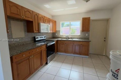 Купить коммерческую недвижимость в Уэст -Майами, Флорида 153.75м2, № 2168241 - фото 18