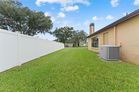 House in Brandon, Florida 4 bedrooms, 209.77 sq.m. № 2317467 - photo 28
