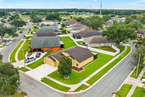 House in Brandon, Florida 4 bedrooms, 209.77 sq.m. № 2317467 - photo 2