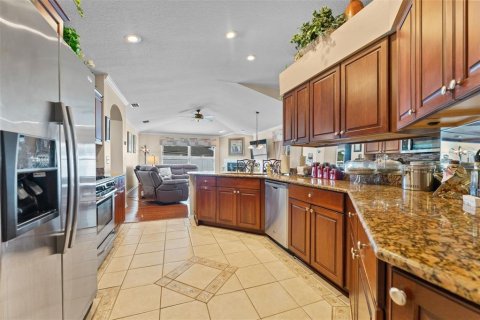 House in Brandon, Florida 4 bedrooms, 209.77 sq.m. № 2317467 - photo 7