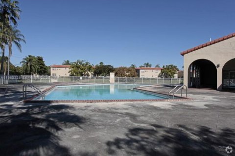 Condominio en alquiler en Pembroke Pines, Florida, 2 dormitorios, 71.53 m2 № 2057864 - foto 3