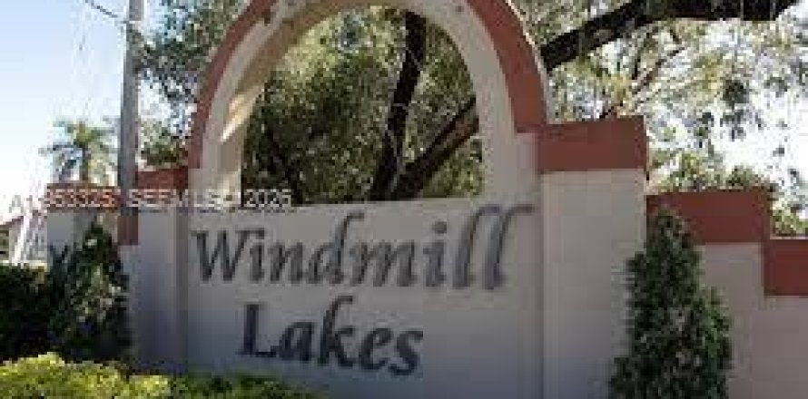 Condominio en Pembroke Pines, Florida, 2 dormitorios  № 2057864