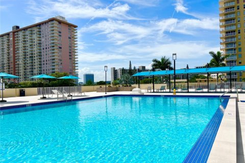Condominio en alquiler en Sunny Isles Beach, Florida, 2 dormitorios, 119.47 m2 № 1819857 - foto 1
