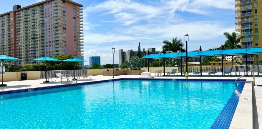 Condominio en Sunny Isles Beach, Florida, 2 dormitorios  № 1819857