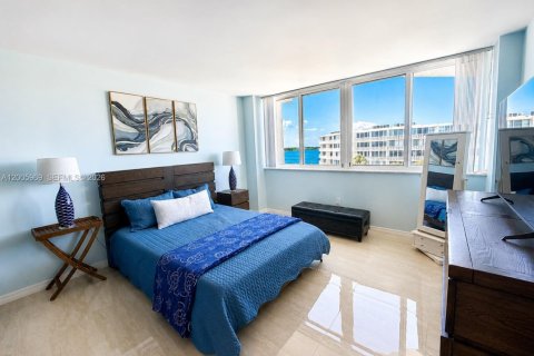 Condo in Palm Beach, Florida, 2 bedrooms № 2153962 - photo 14