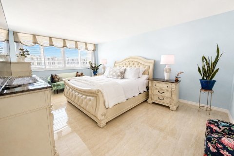 Condo in Palm Beach, Florida, 2 bedrooms № 2153962 - photo 11