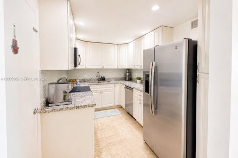 Condo in Palm Beach, Florida, 2 bedrooms № 2153962 - photo 7