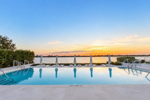 Condo in Palm Beach, Florida, 2 bedrooms № 2153962 - photo 20