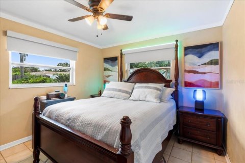 House in Seminole, Florida 3 bedrooms, 159.05 sq.m. № 1821147 - photo 17